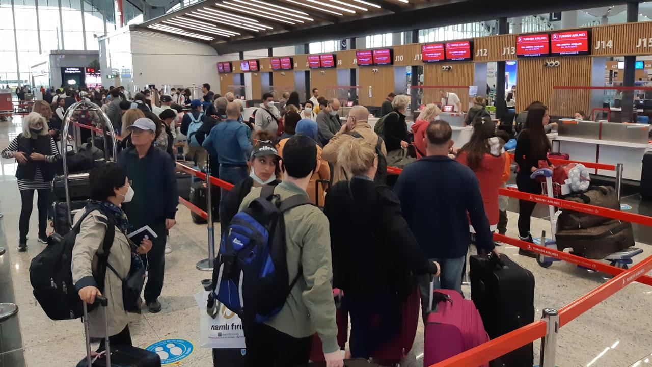İstanbul'da havalimanlarında dönüş hareketliliği: Uçuş ve yolcu yoğunluğu yaşanıyor