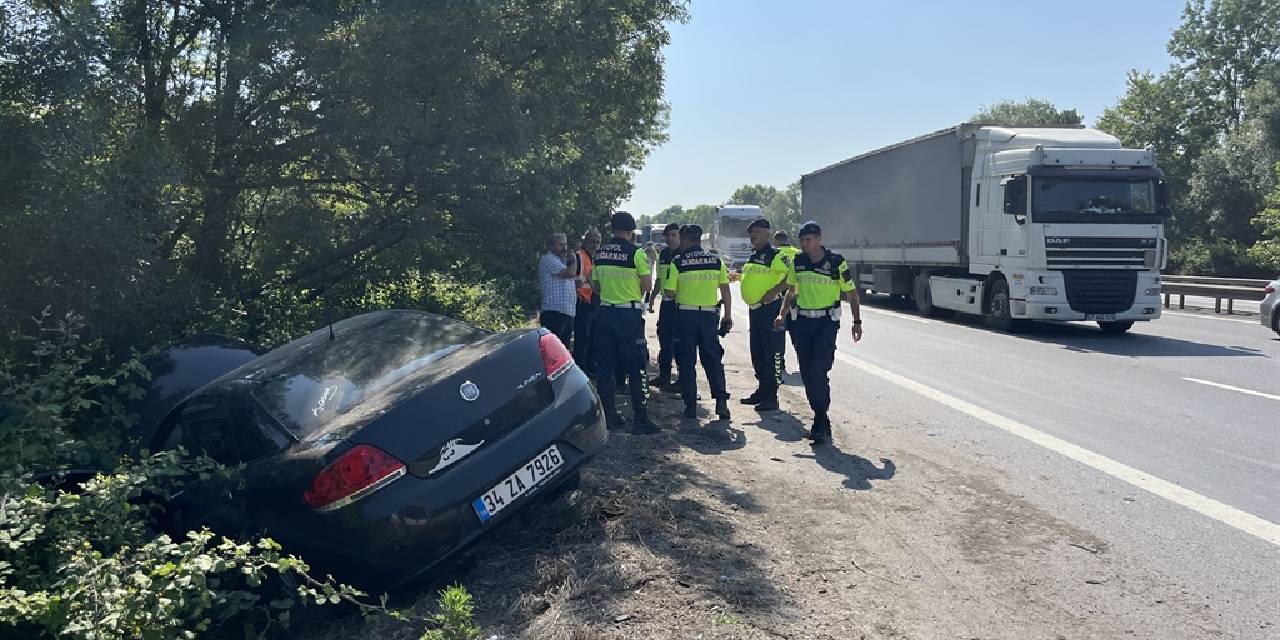TEM Otoyolu'nda feci kaza: Otomobil, bariyerlere ve tankere çarptı