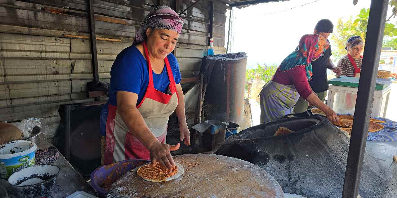 Ekmeklerini ateşten çıkarıyorlar: 20 ile 40 TL arasında satılıyor