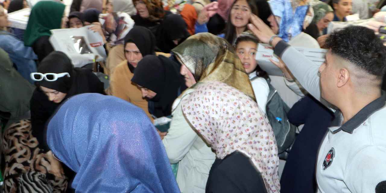 Yüzde 50 indirimi duyan AVM'ye koştu: İzdiham oldu raflar boşaldı