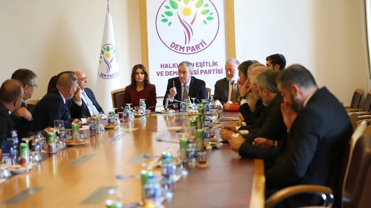 15 baro başkanı DEM Parti'yi ziyaret etti: PKK'nın silah bırakmasına yönelik dosya sunuldu