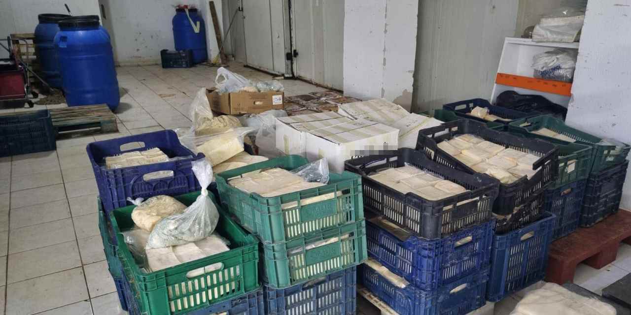 Gıda terörü İzmir'de: 1500 kilo bozuk peynir ele geçirildi