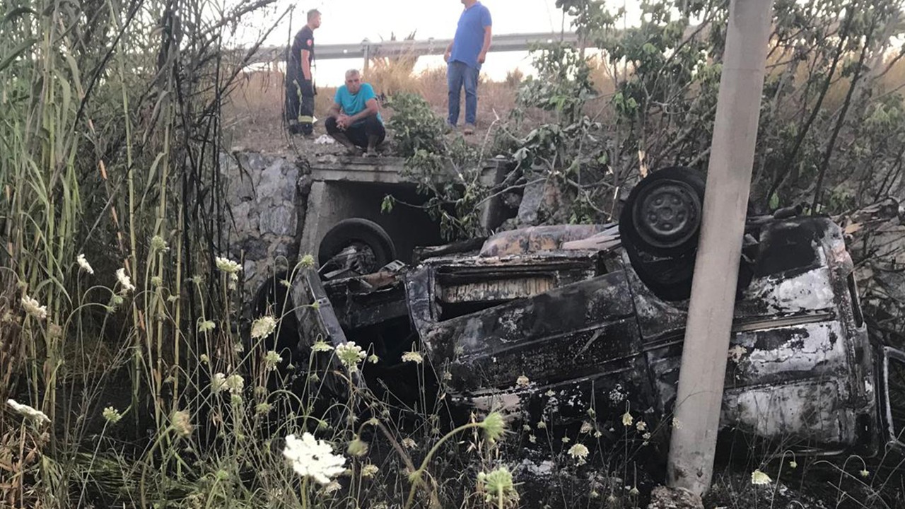 Antalya'da feci kaza: Elektrik direğine çarpan aracın camından fırlayan sürücü hayatını kaybetti