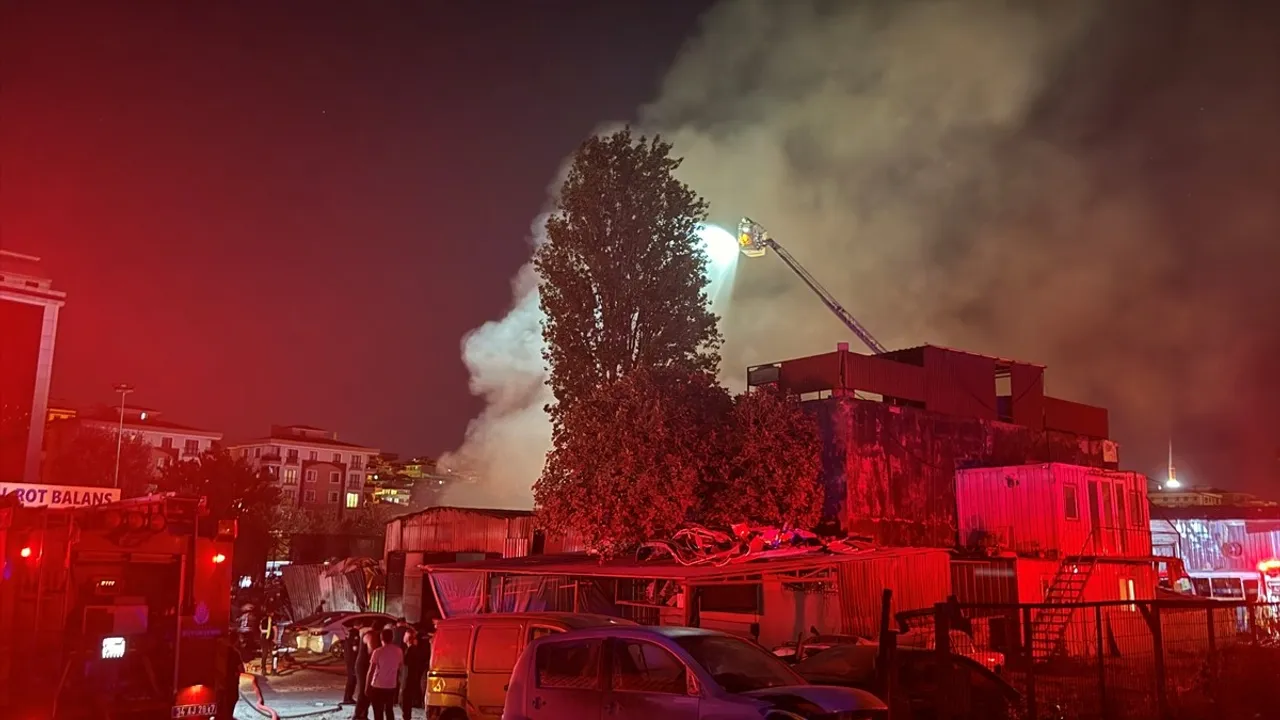 Bahçelievler'de yangın: 10 araç kullanılamaz hale geldi