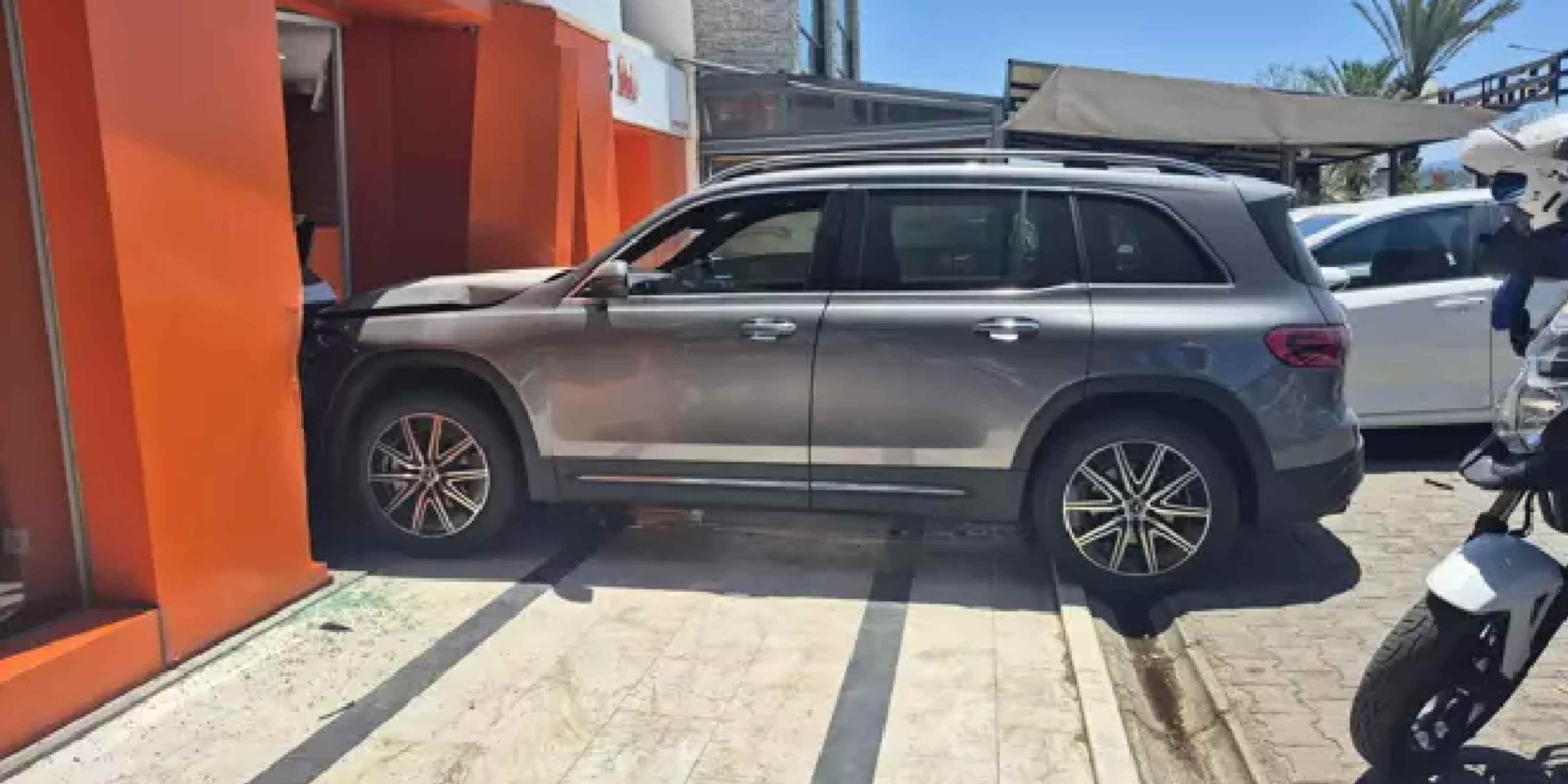 Cipin çarptığı otomobil banka şubesine daldı: Müşteriler ve çalışanlar panik yaşadı