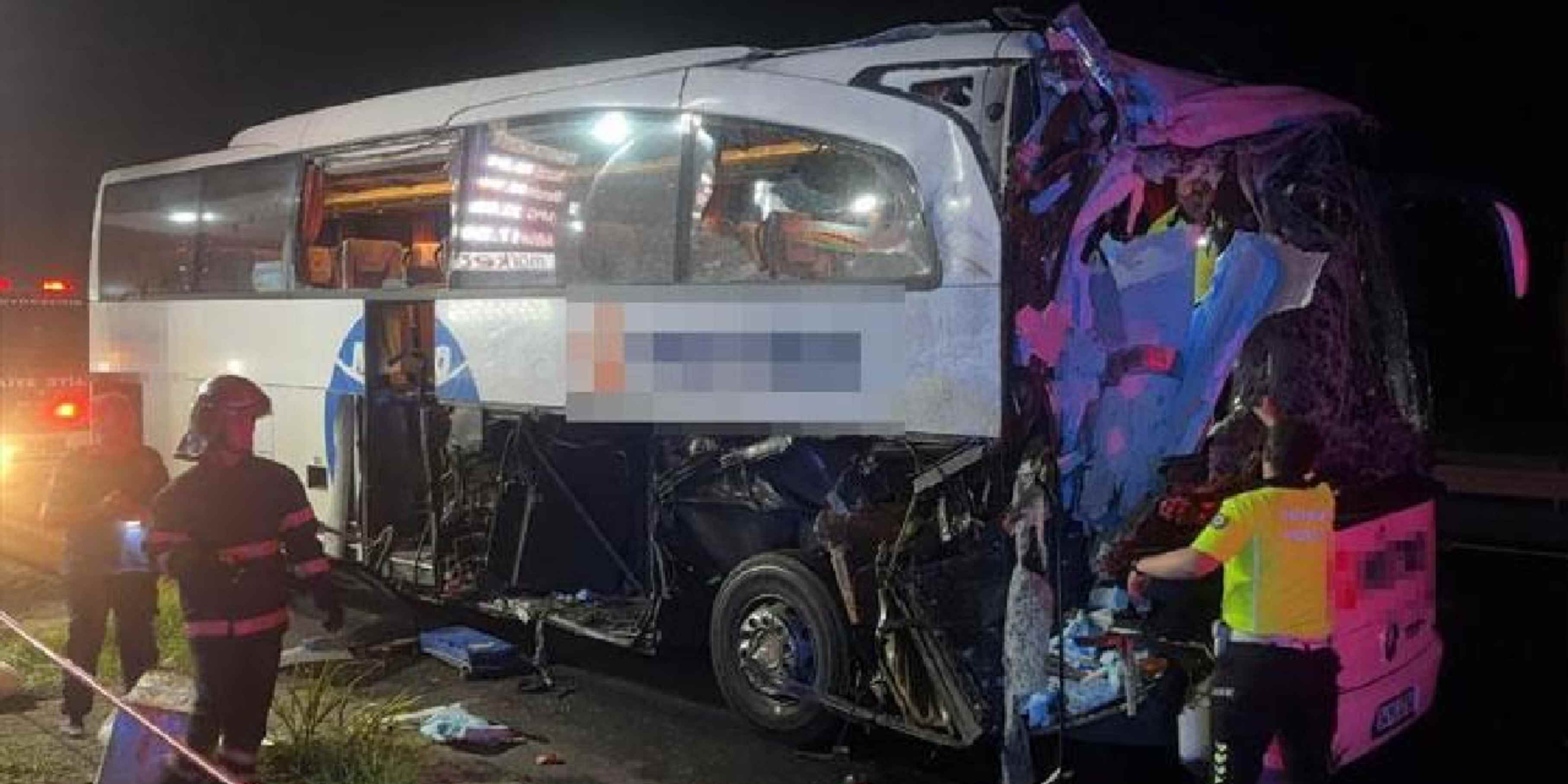 Otobüs TIR'a arkadan çarptı: Çok sayıda yaralı var
