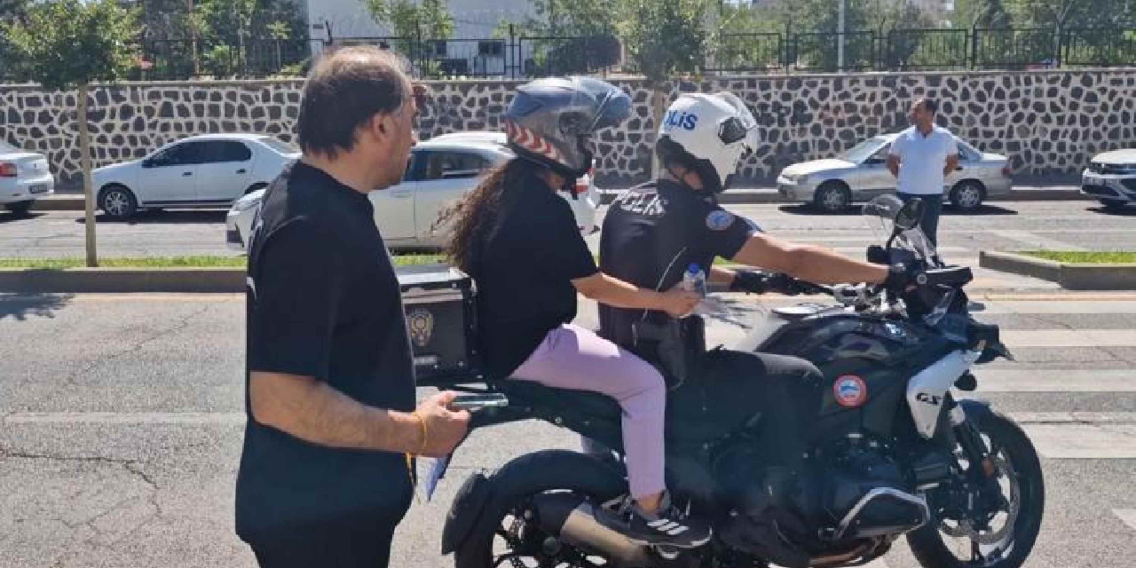 YKS gününde zamanla yarış: Sınava geciken öğrencilerin imdadına polisler yetişti