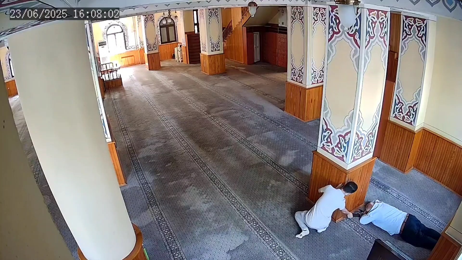Camide hırsızlık kamerada: Uyuyan kişinin telefonunu çaldı