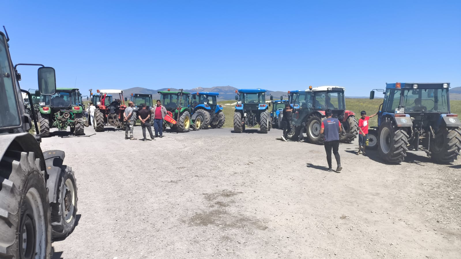 Kars'ta köylülerden 'su' isyanı: Traktörle yol kapatıp, eylem yaptılar