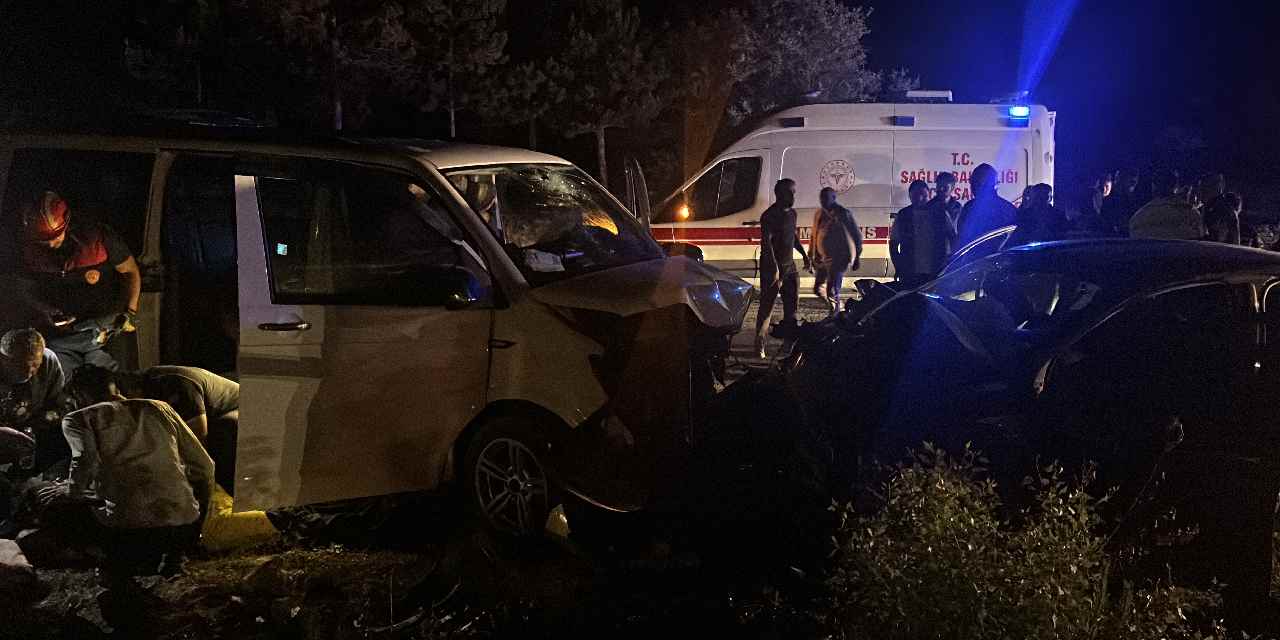 Ters yön faciası! Kafa kafaya çarpıştılar: 1 kişi öldü 8 kişi yaralandı