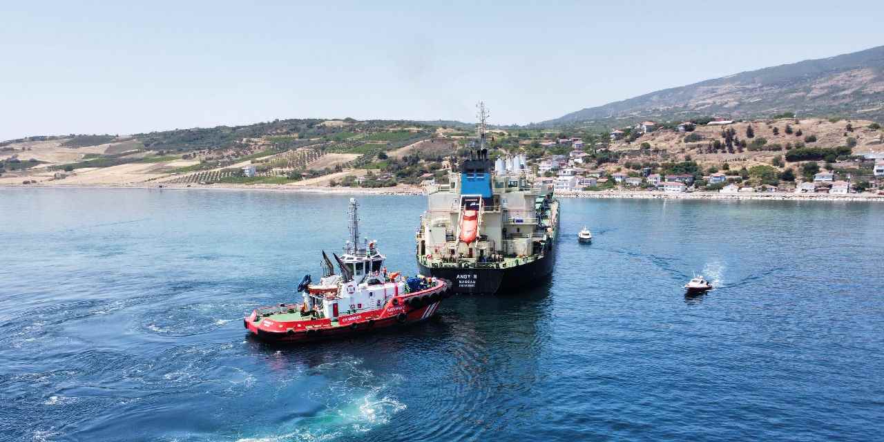 Kuru yük gemisi karaya oturdu: O anlar kamerada
