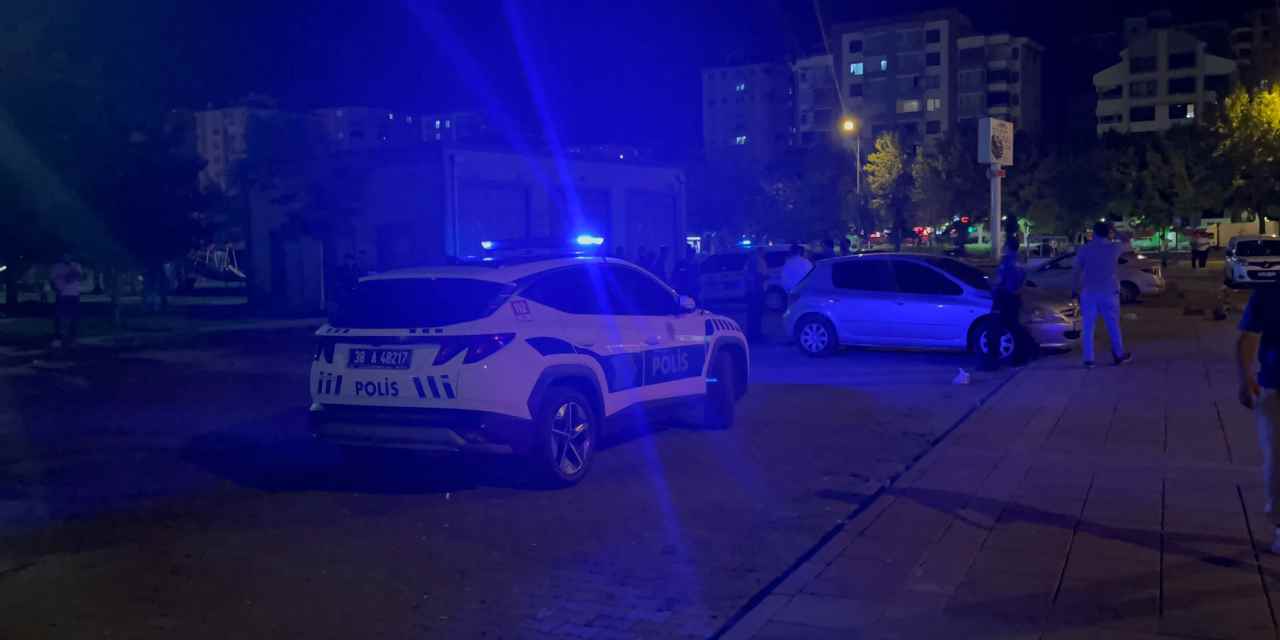 Parktaki bıçaklı kavgada kan aktı: 16 yaşındaki kız, 17 yaşındaki kızı bıçakladı