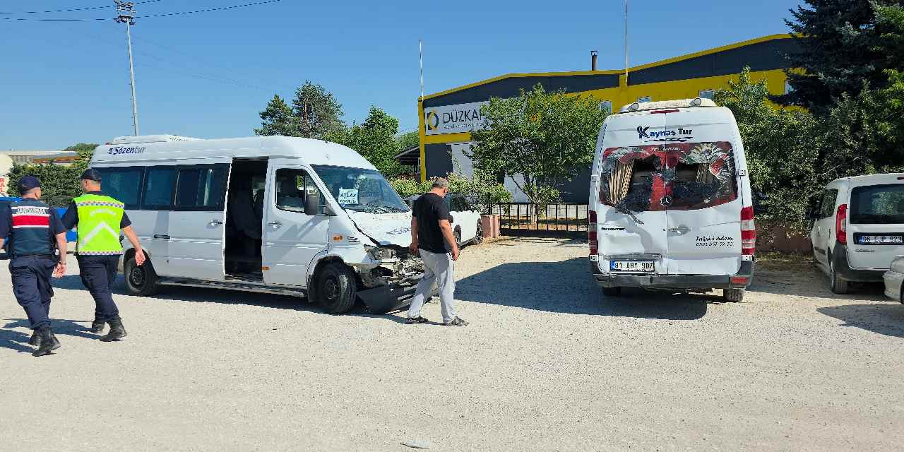 İşçi servis minibüsleri çarpıştı: 8 kişi yaralandı