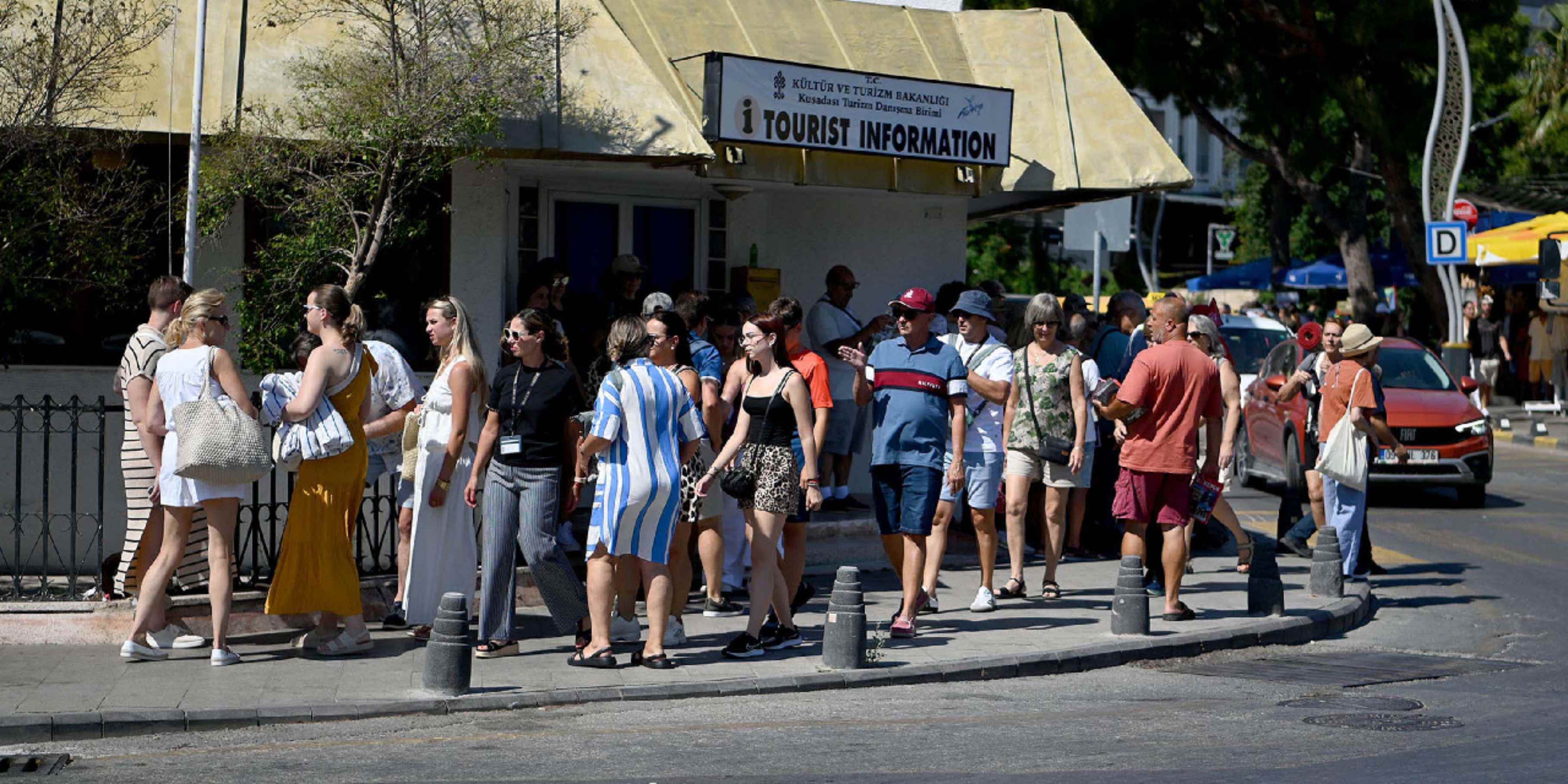 Kuşadası'na gemiyle akın akın geldiler