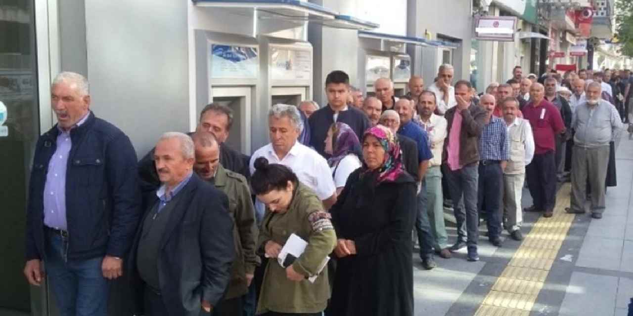 Üç farklı noktada binlerce kişiye dağıtıldı: Vatandaşlar almak için sıraya girdi