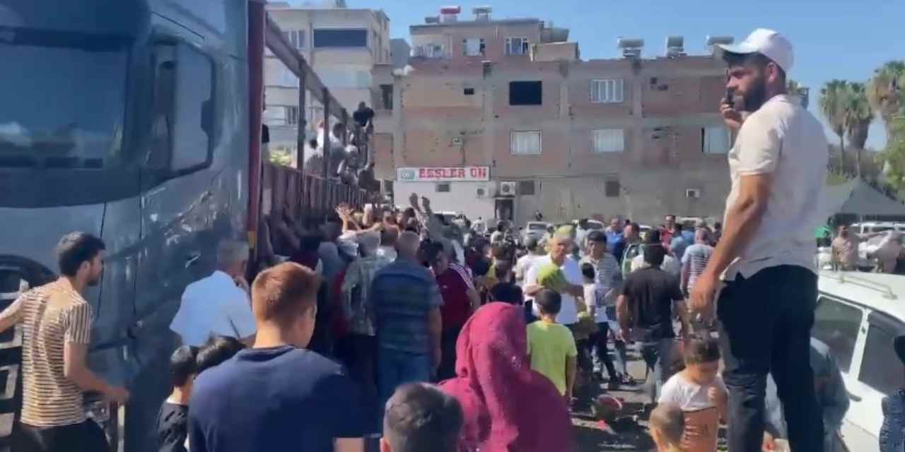 Halka bedava dağıttı: Kuyruğa girdiler, izdiham çıktı