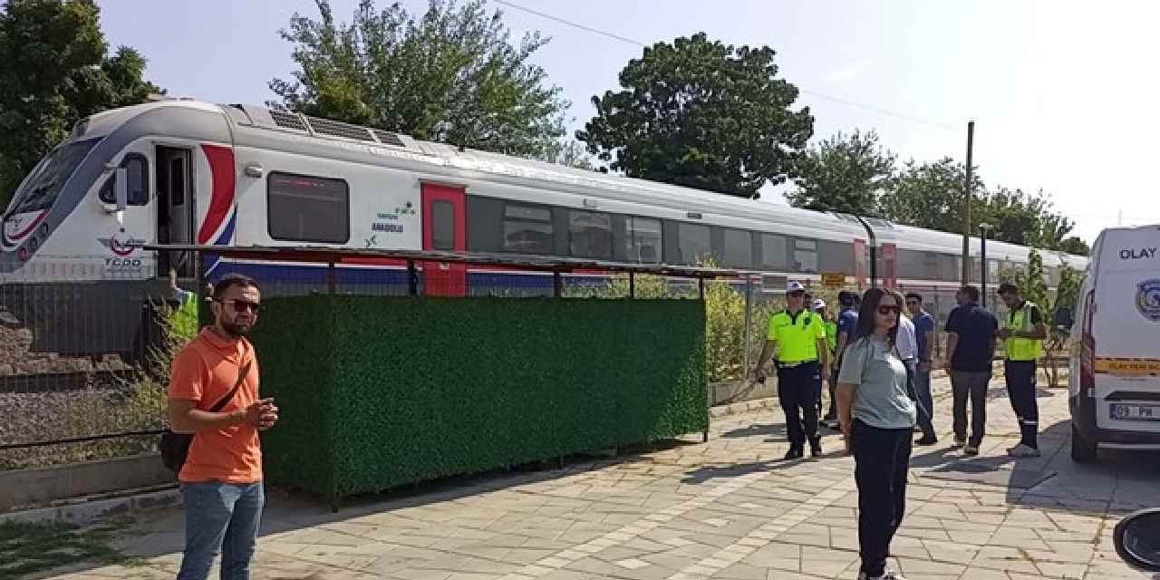 Raylardan geçerken yolcu treni çarptı: Feci şekilde can verdi
