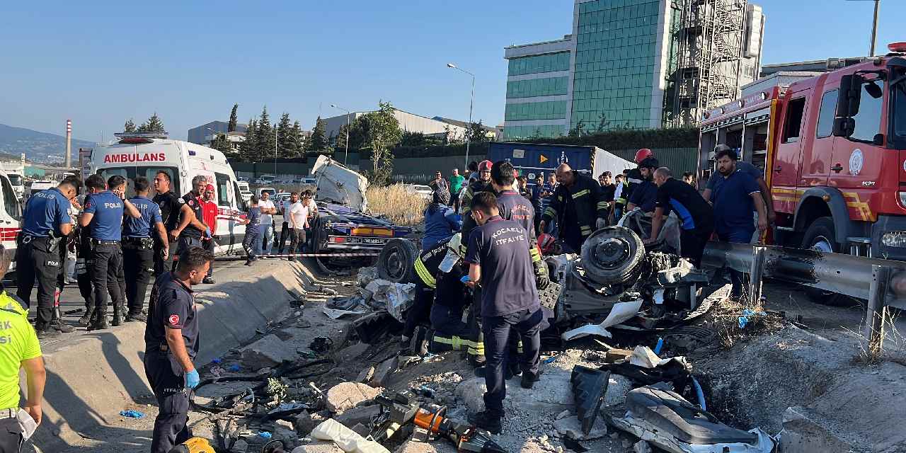 İki otomobil ile TIR çarpıştı, ortalık savaş alanına döndü: Ölü ve yaralılar var