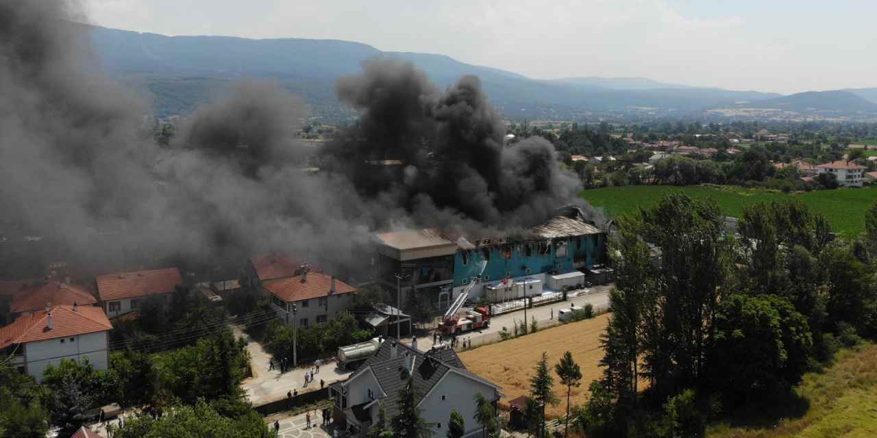 Bolu'da fabrika yangını: Bölgeye çok sayıda ekip sevk edildi