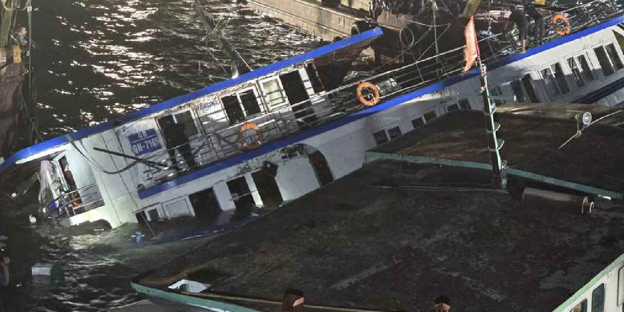 Alabora olan teknede can pazarı: Onlarca kişi yaşamını yitirdi