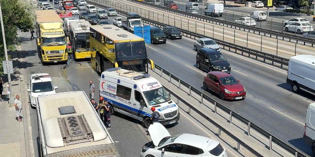 İstanbul'da feci kaza: Otomobil İETT otobüsüne çarptı