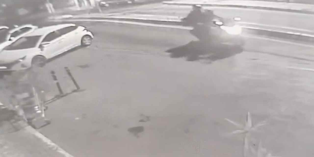 Motosikletle otopark taradılar: İşte o anlar