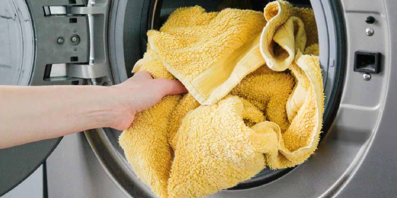 Çamaşır makinesinden gelen kötü kokuya son: Bir su bardağı dökmek yetiyor