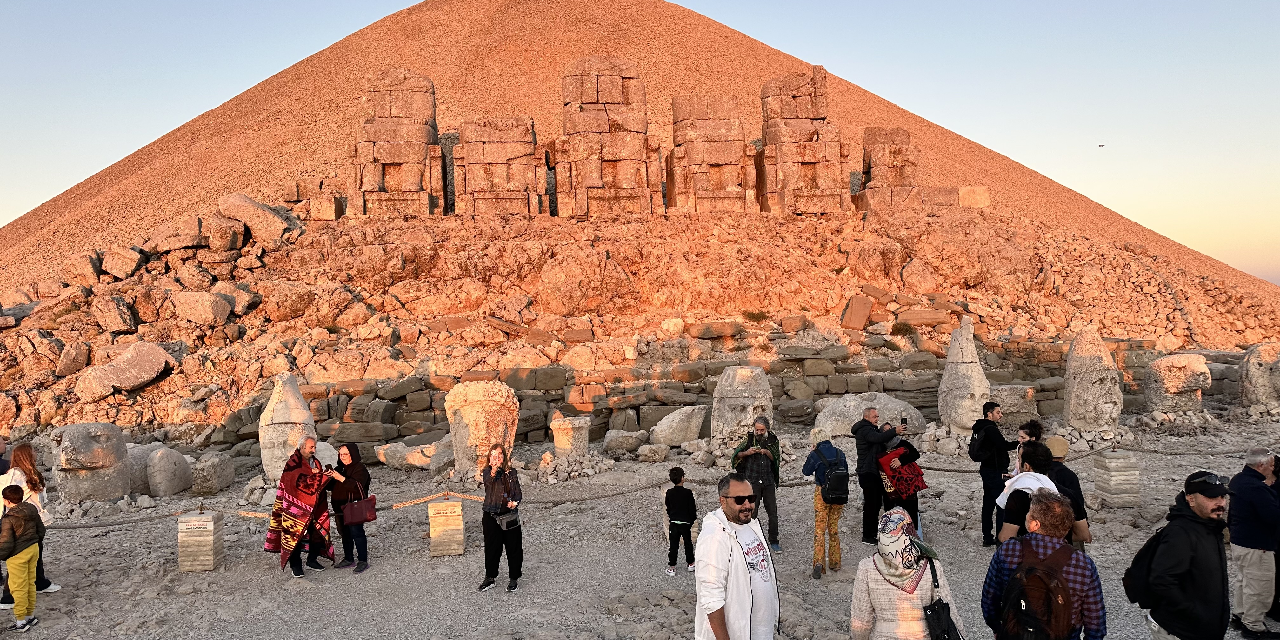 Nemrut Gün Doğumu Okumaları tarifi zor muazzam manzaralar eşliğinde nefes kesti