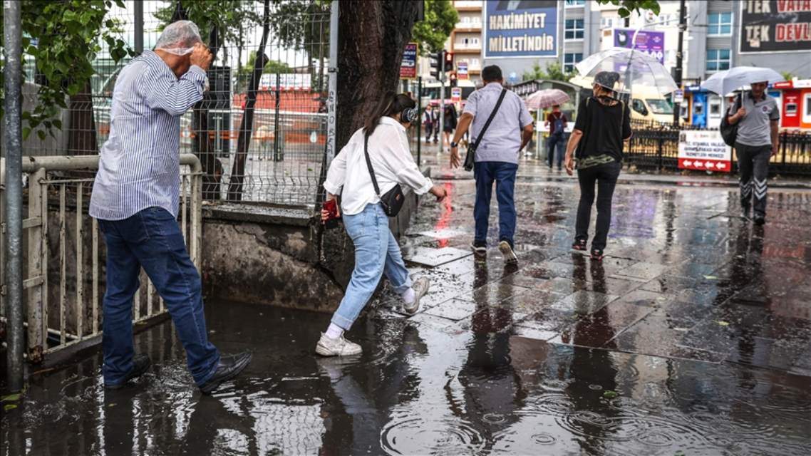 AFAD 9 ili SMS ile uyardı: Sağanak yağış kuvvetli geliyor!