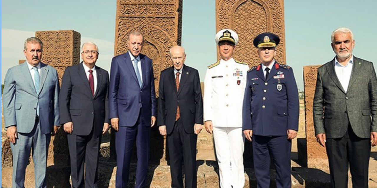 Kuvvet Komutanları Hizbullah’ın siyasi temsilcisiyle aynı karede poz verdi