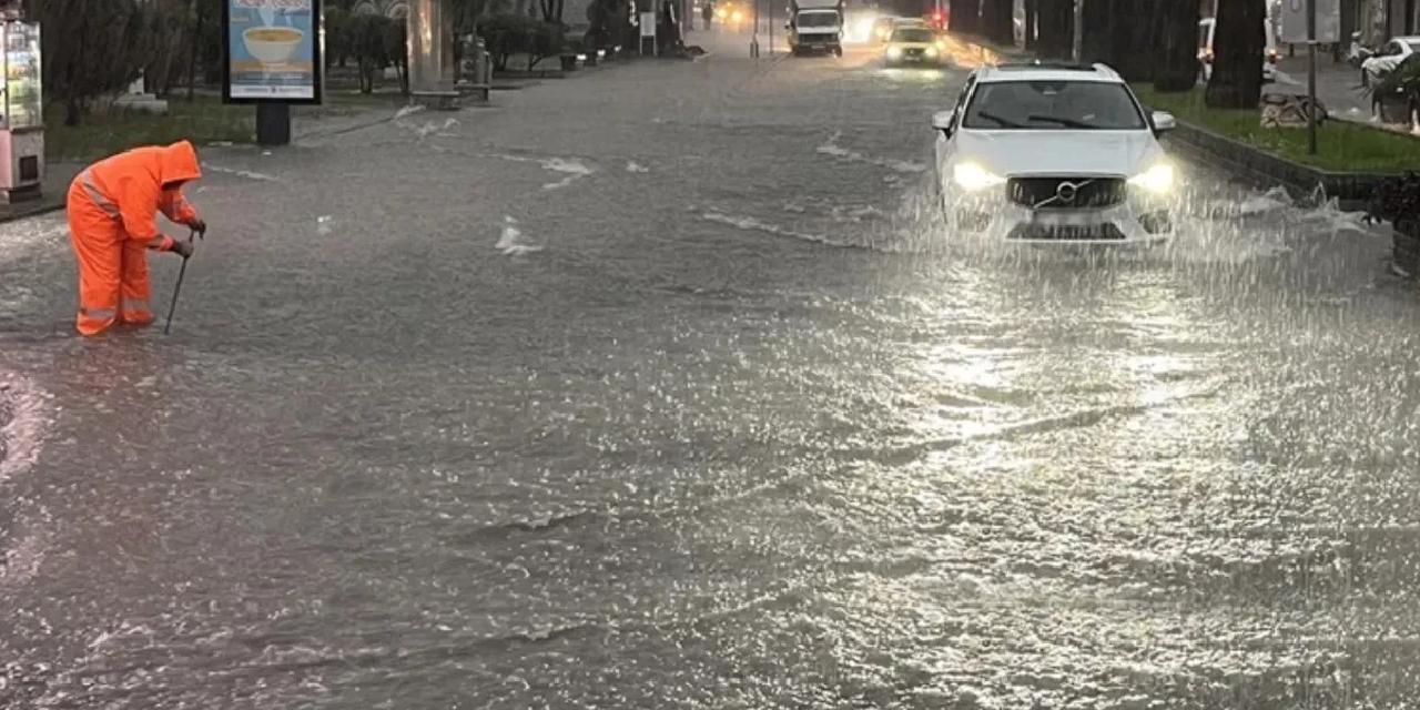 Beklenen yağış geldi: İstanbul'da sağanak etkili oluyor!