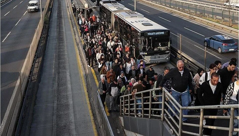 İstanbul Sefaköy'de metrobüsler çarpıştı: Çok sayıda yaralı var!