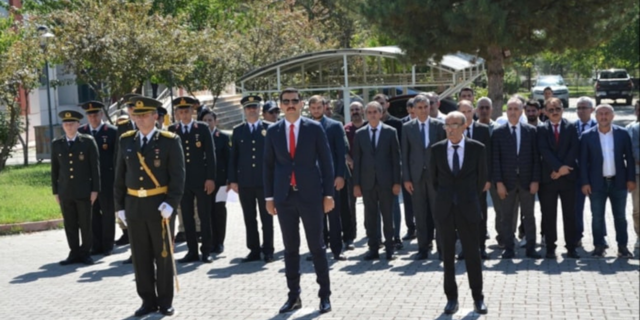 Şeyh Said’in torunu Yeniden Refahlı başkan Zafer Bayramı kutlamalarına katılmadı! Başkan vekili ise ellerini arkaya bağladı