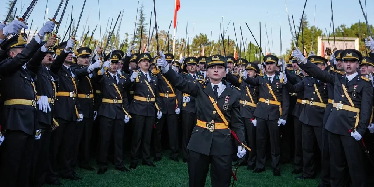 Teğmenlerin Atatürk yemini trolleri küplere bindirdi