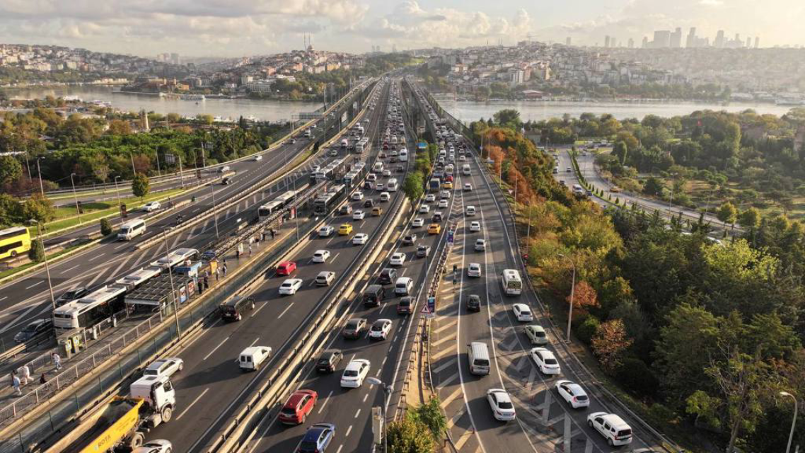 Milyonlarca öğrenci yollara düştü: İstanbul trafiğinde son durum!