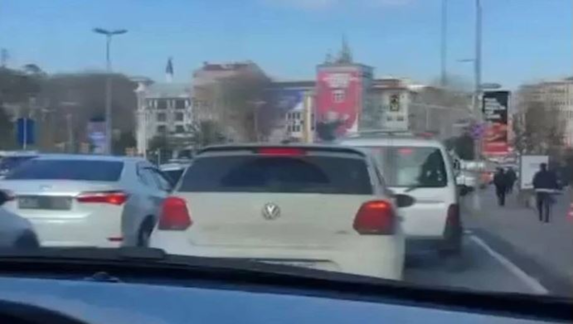 Taksi şoförü trafikte uyudu: Müşteriyi beni uyandır diye tembihledi!