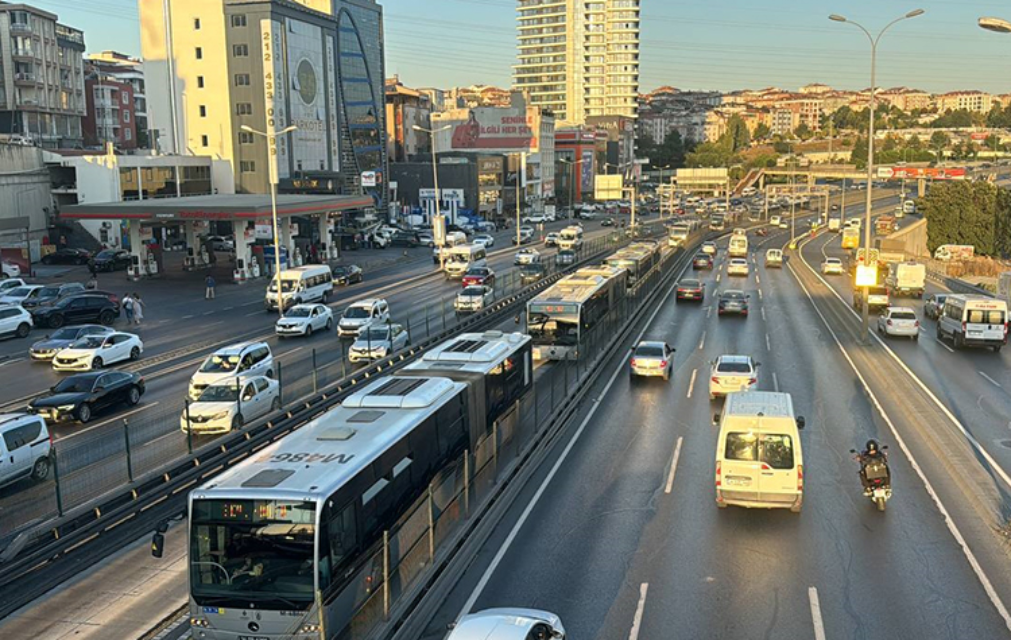 Metrobüsün tekerlekleri fırladı: Yolcular faciadan döndü!