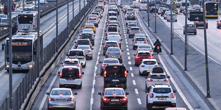 İstanbul güne yağmurla başladı: Trafik kilitlendi!