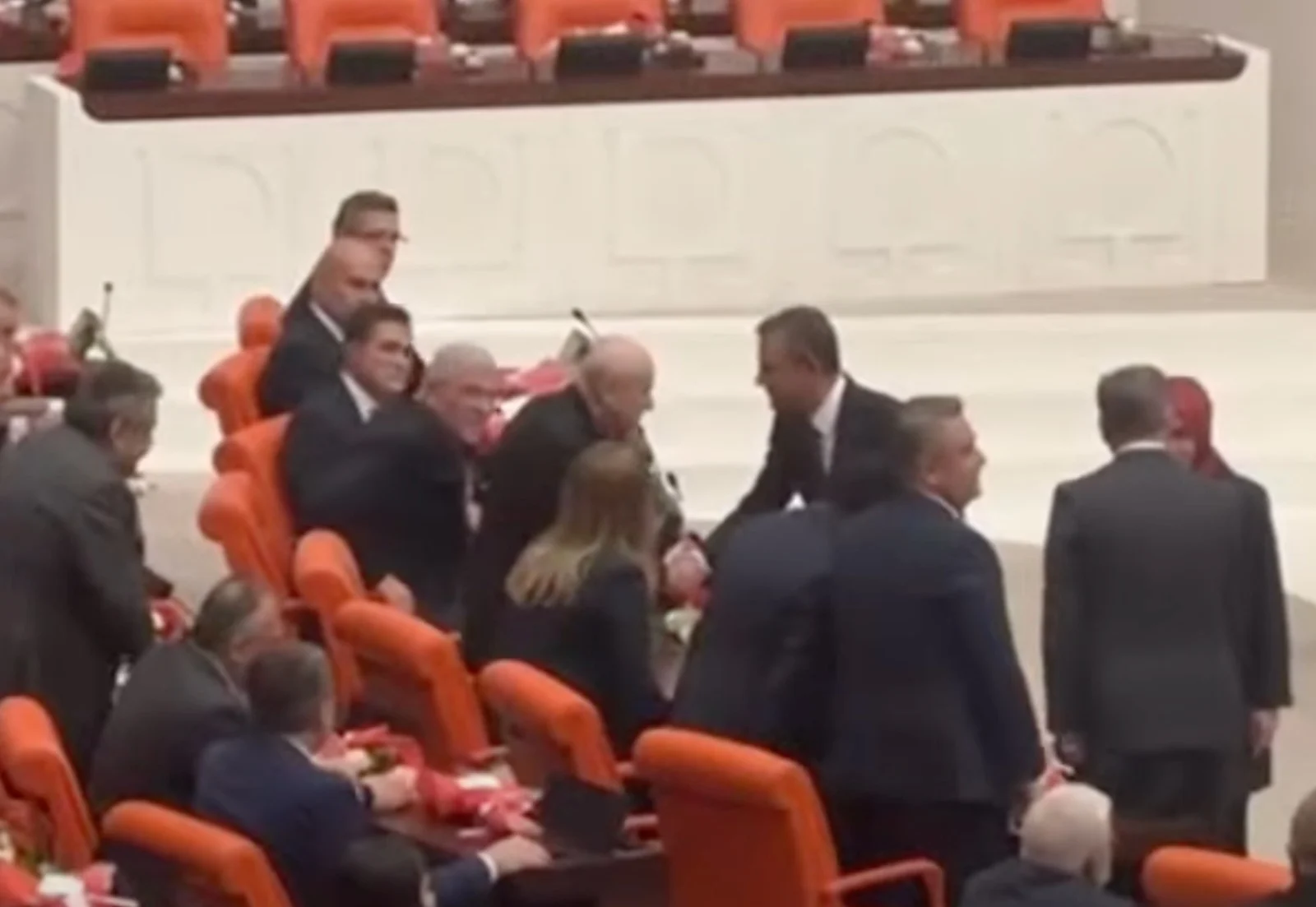 CHP lideri Özel, Bahçeli'nin tehdidine nasıl yanıt verdi?