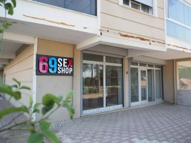 Komşularına kızıp erotik shop açtı adını 69 koydu: Mahallelinin mahrumiyet ve mahremiyetini düşünerek açtım