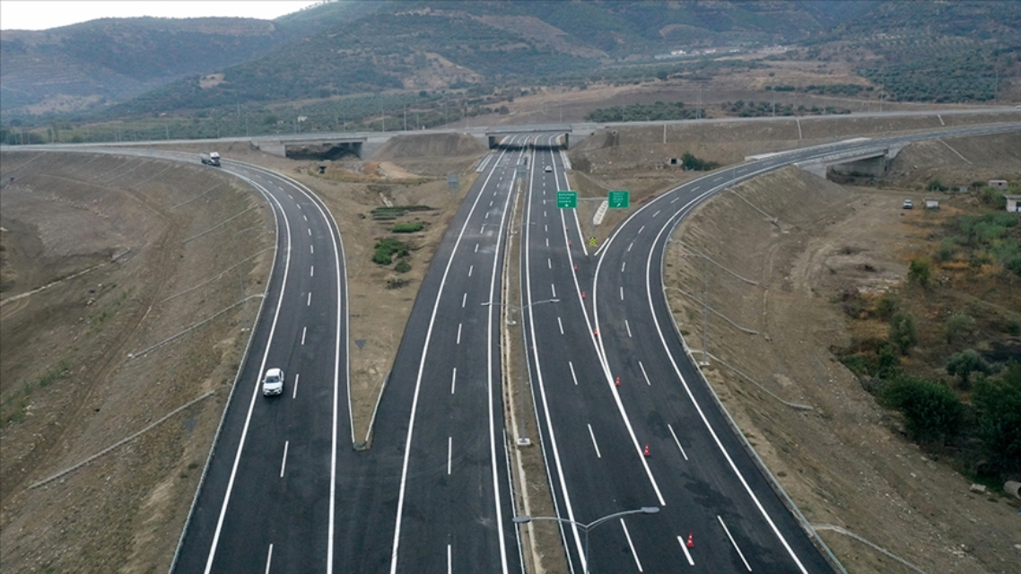 Türkiye'nin yeni otoyolu bugün trafiğe açıldı! Seyahat süresi 2 saatten 55 dakikaya düştü