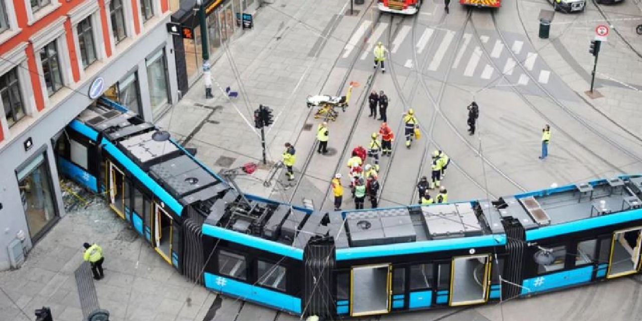 Raydan çıkan tramvay mağazaya daldı