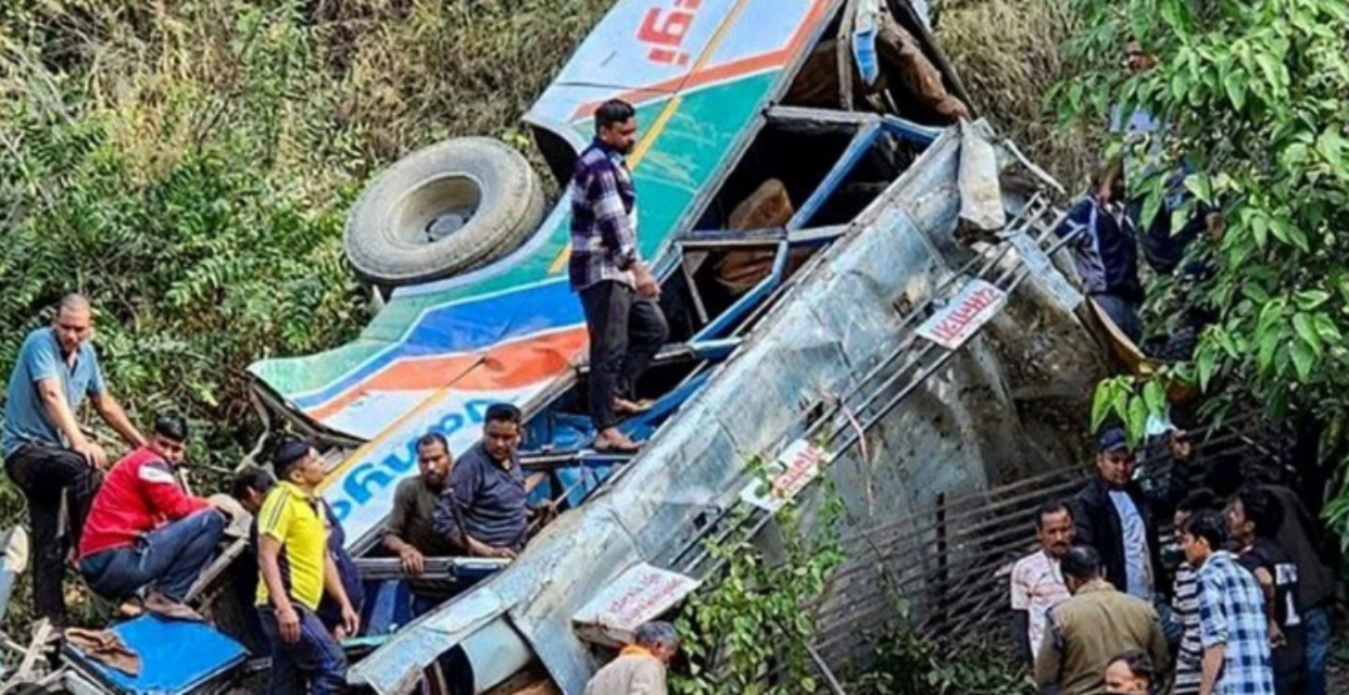 Hindistan'da yolcu otobüsü şarampole yuvarlandı: 36 ölü