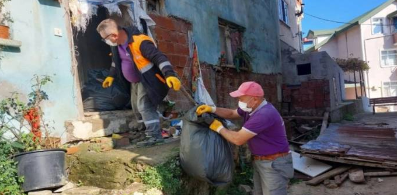 Ordu'da çöp yığınına dönen ev boşaltıldı: 2 kamyon çöp çıktı