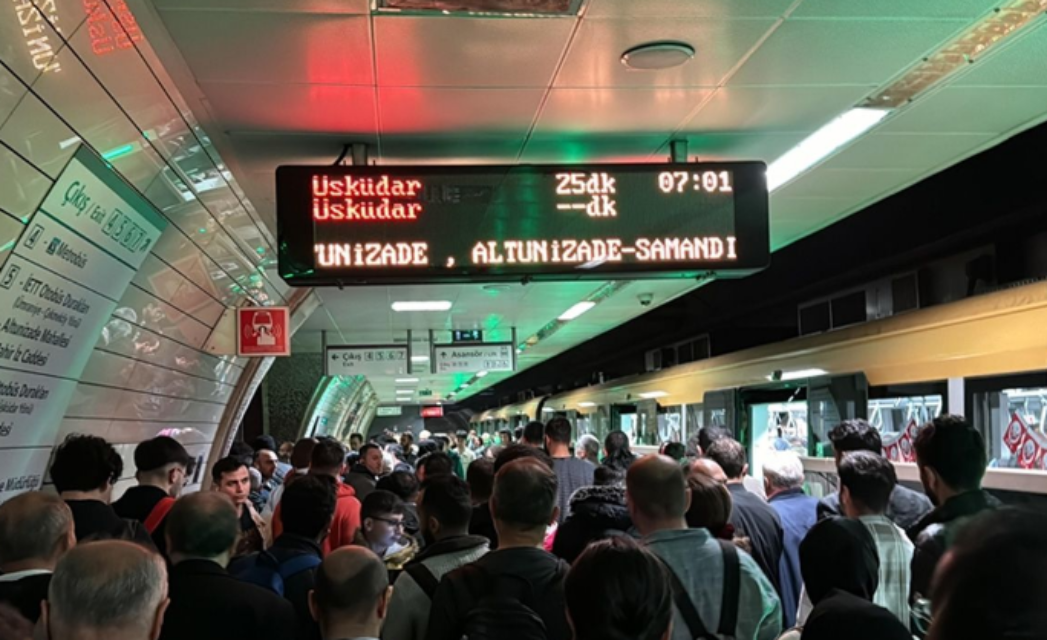 İstanbul'da sürücüsüz metro durakları pas geçti, paniğe neden oldu