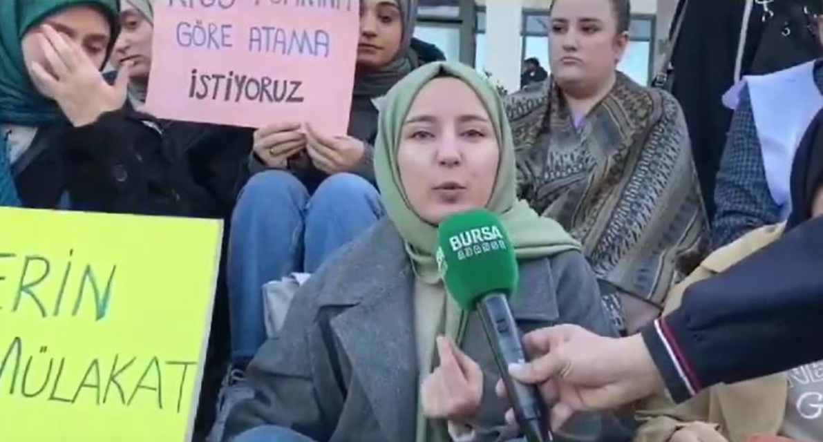 Mülakatta elenen şehit kızı da Milli Eğitim Müdürlüğü önünde isyan etti