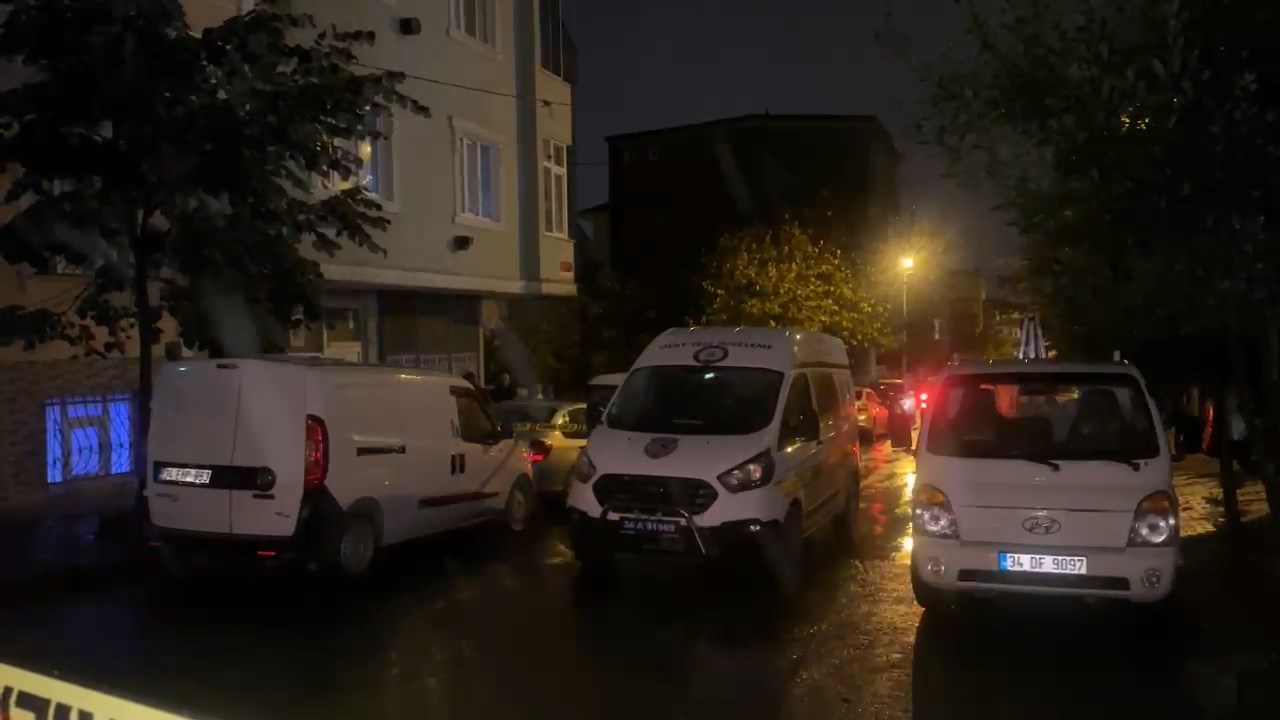 20 bıçak darbesiyle sağlık ocağına sığındı: Ağır yaralı kadının hayati tehlikesi sürüyor