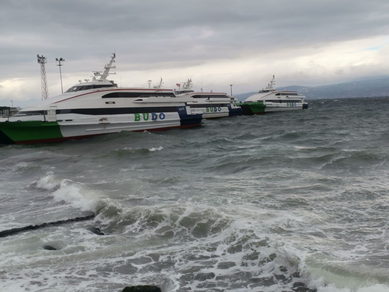 İstanbul'da fırtına: Seferler durdu