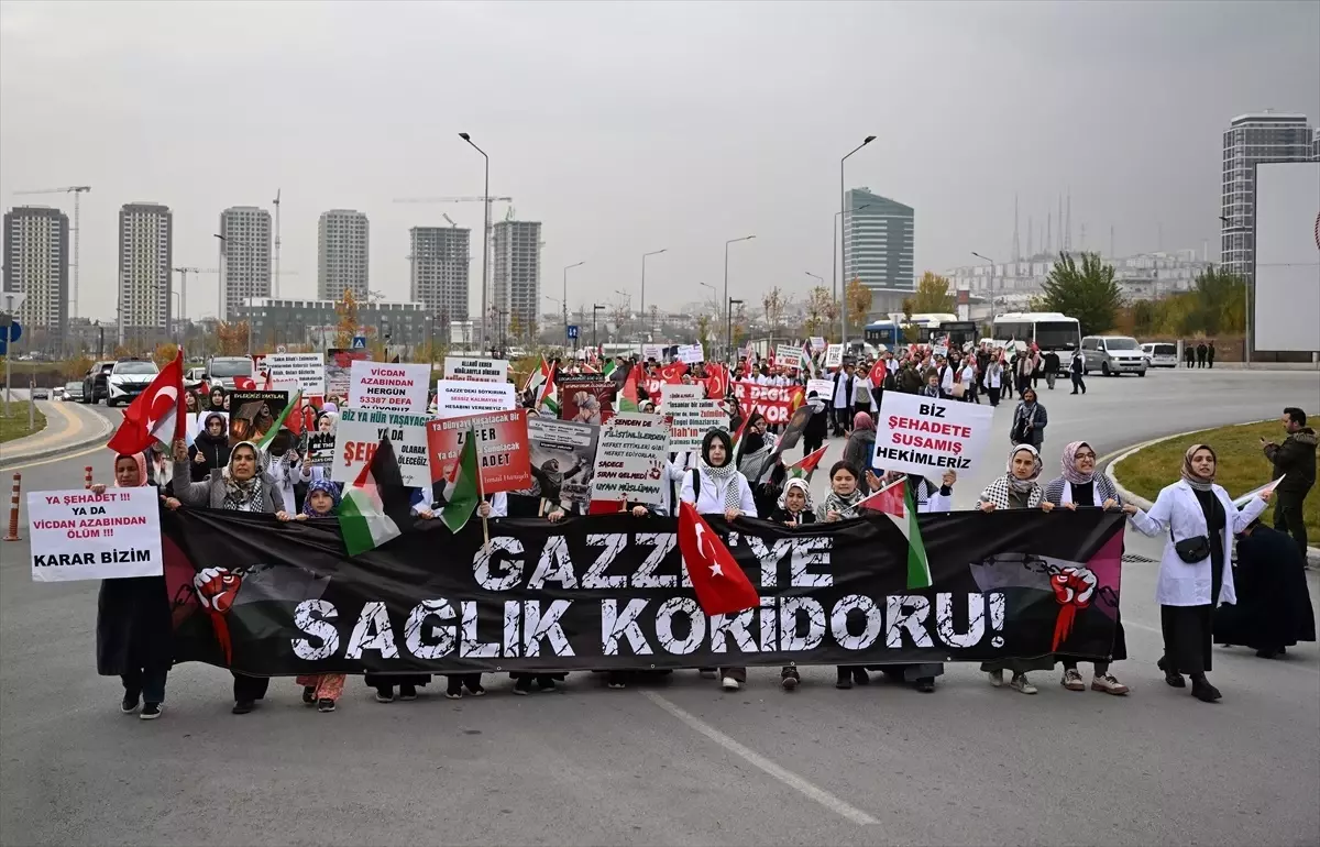 Sağlık çalışanlarından Gazze için 'tıbbi koridor' talebi: “Koridor açılana kadar beyaz önlüklerimizi giymeyeceğiz”