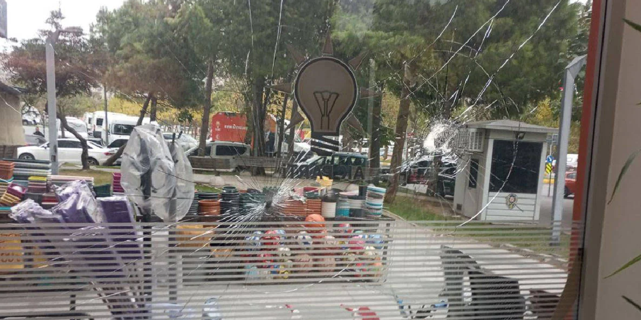 AKP Beylikdüzü İlçe Başkanlığı'na taşlı saldırı